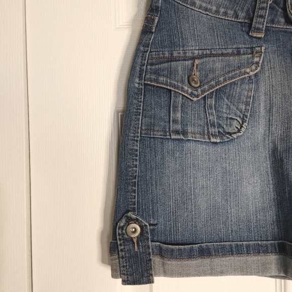 Vintage 🔄 Roadrunner || High Rise Cuffed Jean Shorts, Size 8, Washed Den - Picture 2 of 5